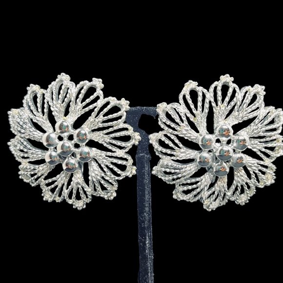 Vintage Emmons Silver Tone Spiral Flower Clip On Earrings (4629) - Picture 1 of 3